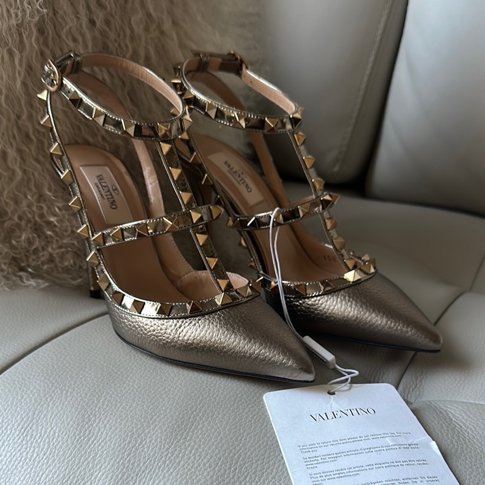 Valentino Gold Heels Elegant and Chic, in new condition